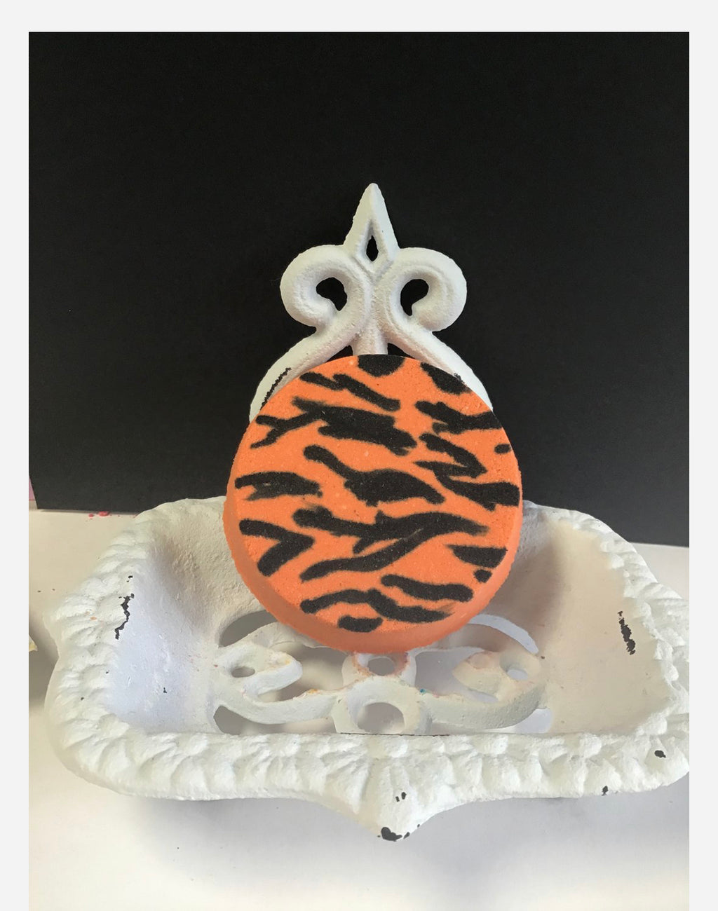 Tiger Striped Bath Bomb - Ivory Anchors